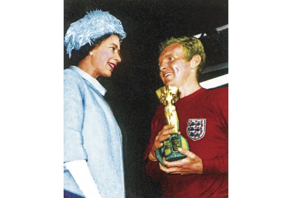 La reina Isabel II cuando entregaba la Copa Mundial de la FIFA al capitán de Inglaterra Bobby Moore La reina Isabel II cuando entregaba la Copa Mundial de la FIFA al capitán de Inglaterra Bobby Moore
