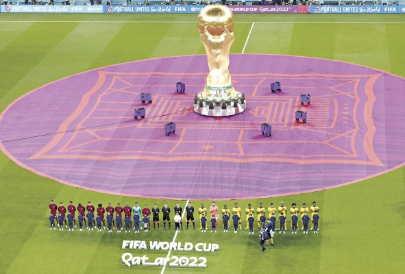 Los jugadores de Catar y Ecuador previo al partido inaugural del Mundial de Fútbol Catar 2022, en el estadio Al Bait en Al Khor. Los jugadores de Catar y Ecuador previo al partido inaugural del Mundial de Fútbol Catar 2022, en el estadio Al Bait en Al Khor.