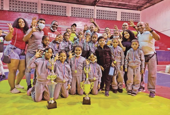 Colón ha ocupado los primeros lugares en los últimos años en la lucha infantil y minilucha, a pesar de no contar con un lugar oficial para entrenar. Colón ha ocupado los primeros lugares en los últimos años en la lucha infantil y minilucha, a pesar de no contar con un lugar oficial para entrenar.