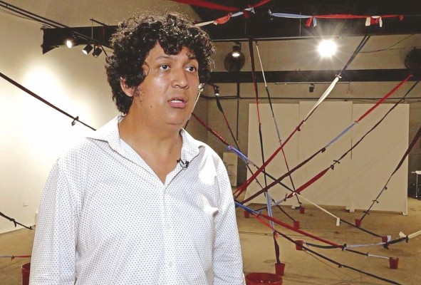 Con este libro el escritor panameño obtuvo el Premio Nacional de Literatura Ricardo Miró, en la categoría teatro, en 2019. Con este libro el escritor panameño obtuvo el Premio Nacional de Literatura Ricardo Miró, en la categoría teatro, en 2019.