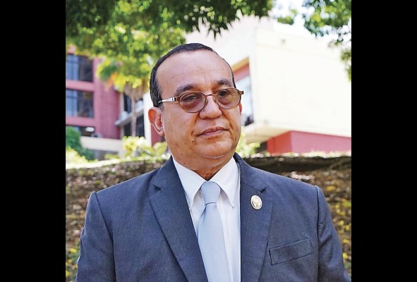 El docente, investigador y seminarista panameño, Eduardo Flores lidera las elecciones a rector de la UP. El docente, investigador y seminarista panameño, Eduardo Flores lidera las elecciones a rector de la UP.