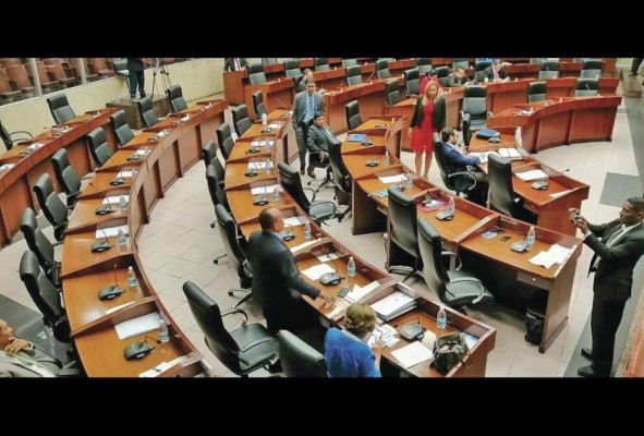 A 19 días para que termine el periodo ordinario de sesiones, a la Asamblea le queda pendiente discutir las reformas electorales, ratificar a las magistradas y el presupuesto del Estado para 2022. A 19 días para que termine el periodo ordinario de sesiones, a la Asamblea le queda pendiente discutir las reformas electorales, ratificar a las magistradas y el presupuesto del Estado para 2022.