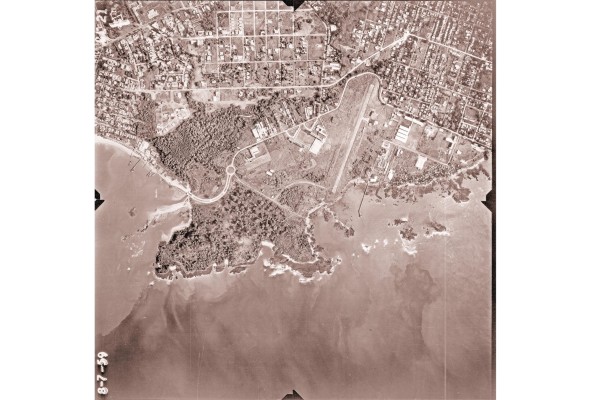 El proceso de urbanización de Paitilla se inicia en 1931, con la construcción del aeropuerto, que luego sería ocupado por los estadounidenses durante la guerra y devuelto a Panamá en 1958. En esta imagen, una vista del sector de Punta Paitilla con el aeropuerto en 1959. El proceso de urbanización de Paitilla se inicia en 1931, con la construcción del aeropuerto, que luego sería ocupado por los estadounidenses durante la guerra y devuelto a Panamá en 1958. En esta imagen, una vista del sector de Punta Paitilla con el aeropuerto en 1959.