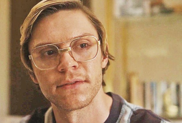 Evan Peters encarna a Jeffrey Dahmer. Es un actor conocido por el género de suspenso en series como 'American Horror Story'. Evan Peters encarna a Jeffrey Dahmer. Es un actor conocido por el género de suspenso en series como 'American Horror Story'.
