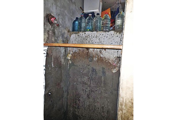 La regadera de la ducha hecha con una botella de plástico. La regadera de la ducha hecha con una botella de plástico.