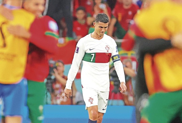 El delantero de Portugal Cristiano Ronaldo tras la derrota de su equipo ante Marruecos, en el partido de cuartos de final del Mundial Qatar 2022, este sábado en el estadio Al Thumama de Doha. El delantero de Portugal Cristiano Ronaldo tras la derrota de su equipo ante Marruecos, en el partido de cuartos de final del Mundial Qatar 2022, este sábado en el estadio Al Thumama de Doha.