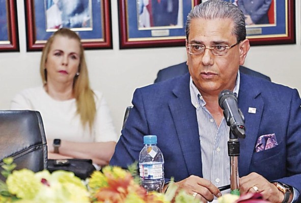 Rogelio Paredes, ministro del Miviot. Rogelio Paredes, ministro del Miviot.