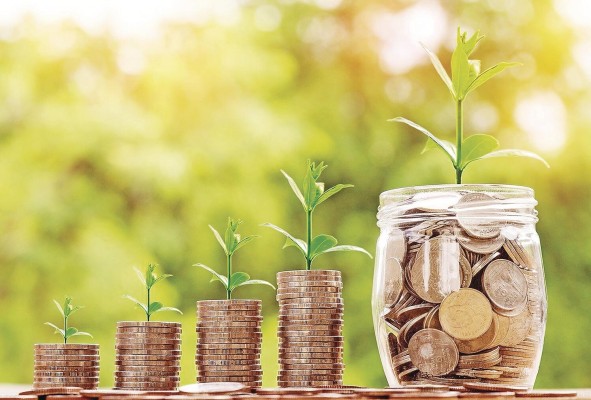 Expertos en finanzas aconsejan ahorrar el 10% del salario y crear un fondo para emergencias de mínimo $1,000. Expertos en finanzas aconsejan ahorrar el 10% del salario y crear un fondo para emergencias de mínimo $1,000.