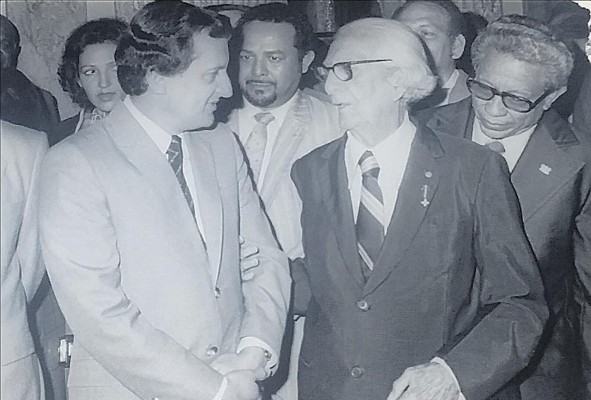 DE LA ESPRIELLA.- Manuel Roy (Der.) conversa con el expresidente Ricardo De La Espriella en 1983. DE LA ESPRIELLA.- Manuel Roy (Der.) conversa con el expresidente Ricardo De La Espriella en 1983.