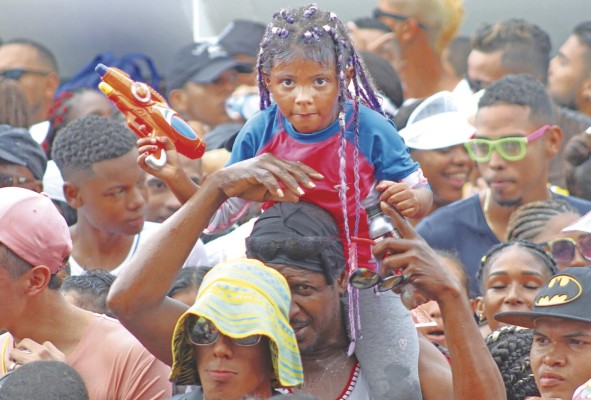 Chicos y grandes participaron de la actividad. Chicos y grandes participaron de la actividad.