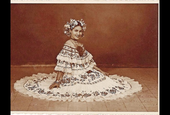 Sonia Edilma Rodríguez Nieto, quien se aproxima a sus 90 años en octubre, ataviada para el desfile del carnaval con la pollera que nuestra abuela paterna le mandó a hacer a mano por artesanas de Guararé. Engalanada además con las prendas tradicionales de los años de su juventud. Foto tomada hacia finales de la década de 1940 Sonia Edilma Rodríguez Nieto, quien se aproxima a sus 90 años en octubre, ataviada para el desfile del carnaval con la pollera que nuestra abuela paterna le mandó a hacer a mano por artesanas de Guararé. Engalanada además con las prendas tradicionales de los años de su juventud. Foto tomada hacia finales de la década de 1940