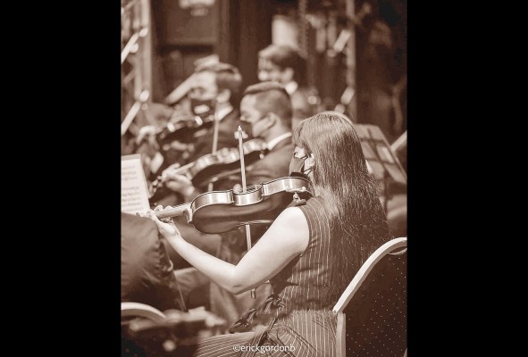 Guevara destacó que la orquesta lleva a cabo giras de enseñanza y talleres para niños y jóvenes instrumentistas en el interior del país. Guevara destacó que la orquesta lleva a cabo giras de enseñanza y talleres para niños y jóvenes instrumentistas en el interior del país.