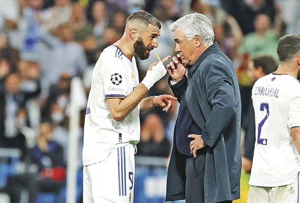 Karim Benzema y Carlo Ancelotti durante un partido de la pasada temporada. Karim Benzema y Carlo Ancelotti durante un partido de la pasada temporada.