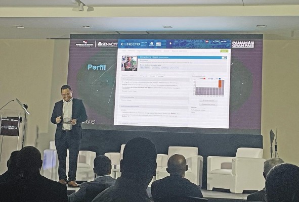 Robinson Zapata explica cómo utilizar la plataforma científica. Robinson Zapata explica cómo utilizar la plataforma científica.