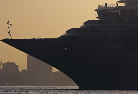 Cruceros denuncian exclusividad a la empresa Monjasa para combustible de naves. Cruceros denuncian exclusividad a la empresa Monjasa para combustible de naves.