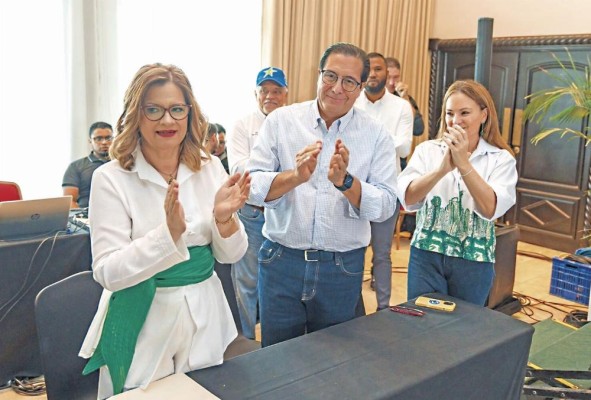 Rosario Turner, candidata a la vicepresidencia de la República, junto al aspirante presidencial del PP, Martín Torrijos. Rosario Turner, candidata a la vicepresidencia de la República, junto al aspirante presidencial del PP, Martín Torrijos.