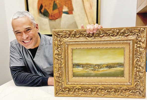 Sousa-Lennox en su oficina acompañado de obras de los grandes maestros Juan Antonio Alvarado (fondo) y Mario Calvit (en mano). Sousa-Lennox en su oficina acompañado de obras de los grandes maestros Juan Antonio Alvarado (fondo) y Mario Calvit (en mano).