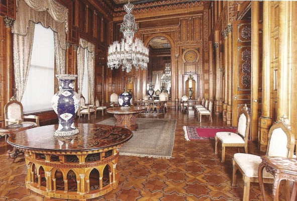 El diseño interior es de estilo Segundo Imperio (o Napoleón III). El diseño interior es de estilo Segundo Imperio (o Napoleón III).