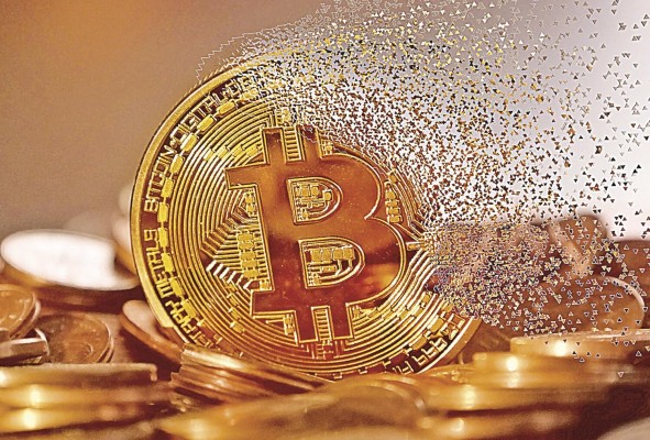 El bitcoin fue la primera criptomoneda en aparecer y operar, en el 2009, internacionalmente. El bitcoin fue la primera criptomoneda en aparecer y operar, en el 2009, internacionalmente.
