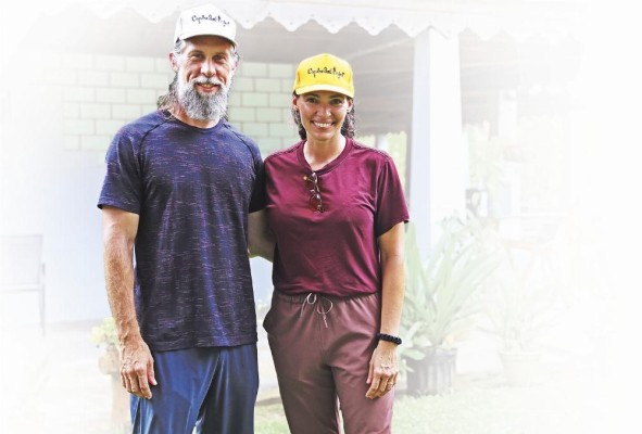 Thomas Patton y su esposa, Adriana Roquer, guardianes de Coquira Soil Project. Thomas Patton y su esposa, Adriana Roquer, guardianes de Coquira Soil Project.