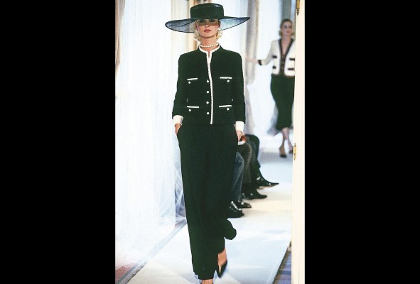 'Look' de pasarela Chanel, colección primavera 1997. 'Look' de pasarela Chanel, colección primavera 1997.