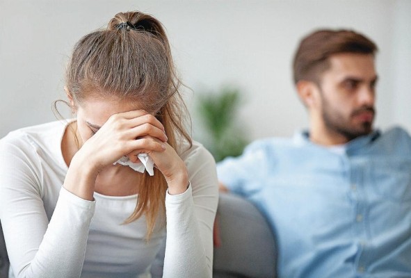 Tanto parejas como familiares, amigos e incluso otras mujeres pueden perpetuar el micromachismo. Tanto parejas como familiares, amigos e incluso otras mujeres pueden perpetuar el micromachismo.