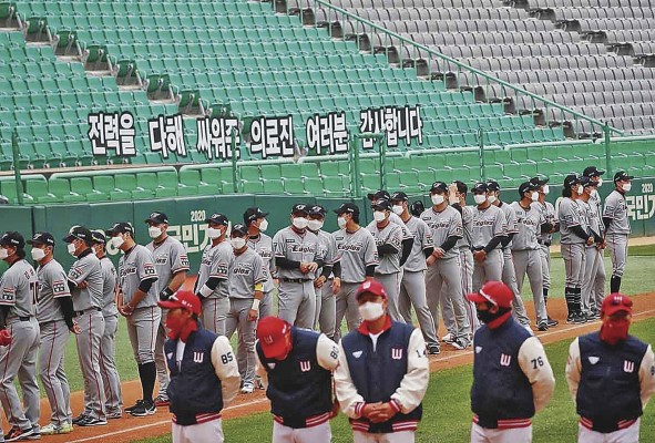 El béisbol profesional surcoreano fue el primero en entrar en acción en 2020, con estrictas medidas sanitarias entre los involucrados. El béisbol profesional surcoreano fue el primero en entrar en acción en 2020, con estrictas medidas sanitarias entre los involucrados.