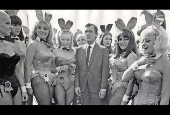 Hugh Hefner junto con un séquito de 'conejitas' en 1966. Hugh Hefner junto con un séquito de 'conejitas' en 1966.