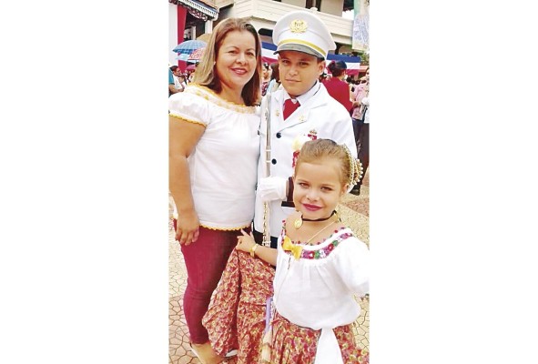 Tradicionalmente, niños y adultos se dan cita en el desfile para lucir el traje típico en una fiesta cultural. Tradicionalmente, niños y adultos se dan cita en el desfile para lucir el traje típico en una fiesta cultural.