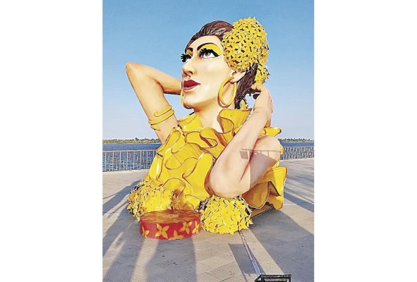 Figura del carnaval, Gran Malecón del río Figura del carnaval, Gran Malecón del río