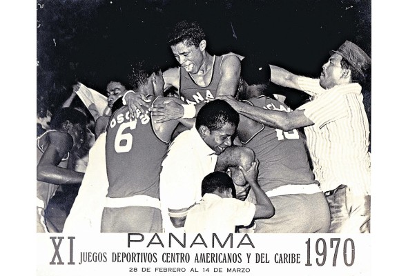 Junior Peralta (C) se abraza con Osorio (Izq.), Sinclair (Der.) y algunos fanáticos, luego del triunfo frente a Cuba. Junior Peralta (C) se abraza con Osorio (Izq.), Sinclair (Der.) y algunos fanáticos, luego del triunfo frente a Cuba.