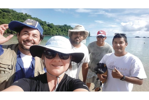 Equipo de biólogos de la Estación Científica de Coiba. Equipo de biólogos de la Estación Científica de Coiba.