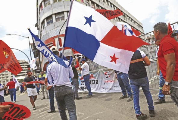 Fuera de la Asamblea se manifestaron grupos que rechazan el proyecto. Fuera de la Asamblea se manifestaron grupos que rechazan el proyecto.
