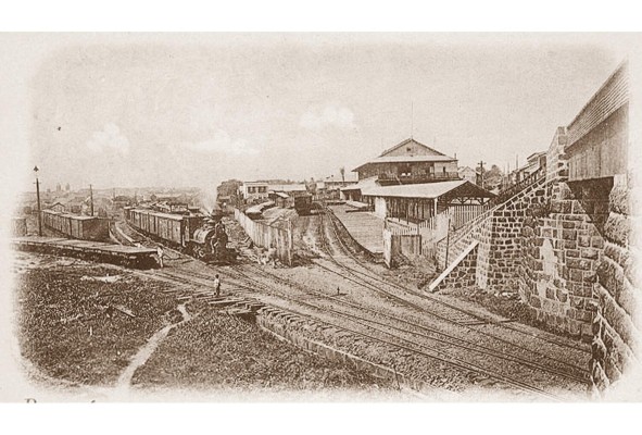 Segunda estación del ferrocarril, con su nueva ubicación contigua al puente de Calidonia y el camino de Las Sabanas. Segunda estación del ferrocarril, con su nueva ubicación contigua al puente de Calidonia y el camino de Las Sabanas.