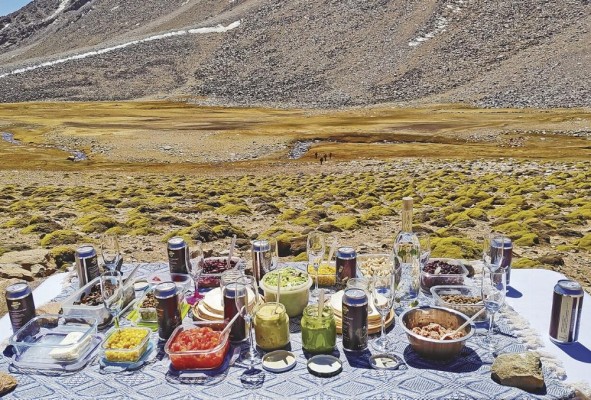 En cuanto a la gastronomía, el visitante puede degustar de productos típicos como los quesos de cabra y vinos. En cuanto a la gastronomía, el visitante puede degustar de productos típicos como los quesos de cabra y vinos.