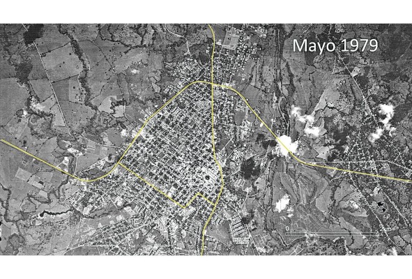 Cuadrícula de calles en el centro de David. El límite norte de la cuadrícula con la carretera Panamericana y con otras vías, delineadas en amarillo por el autor. Cuadrícula de calles en el centro de David. El límite norte de la cuadrícula con la carretera Panamericana y con otras vías, delineadas en amarillo por el autor.