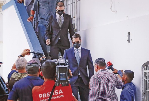 Los hijos de Martinelli intentan ser juramentados en el Parlacen como diputados suplentes. Los hijos de Martinelli intentan ser juramentados en el Parlacen como diputados suplentes.