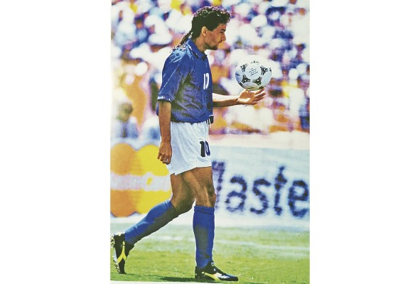 El 17 de julio de 1994, Roberto Baggio se encamina hacia el punto penal; su desacierto desataría la alegría brasileña en el mundial USA 94. El 17 de julio de 1994, Roberto Baggio se encamina hacia el punto penal; su desacierto desataría la alegría brasileña en el mundial USA 94.