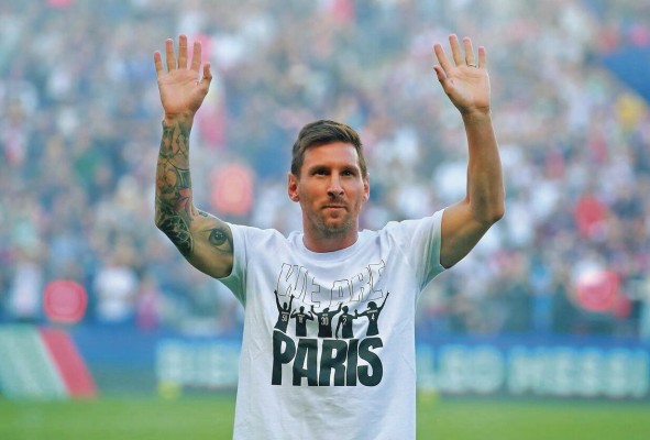 Lionel Messi presenta su nueva camiseta del Paris Saint-Germain. Lionel Messi presenta su nueva camiseta del Paris Saint-Germain.