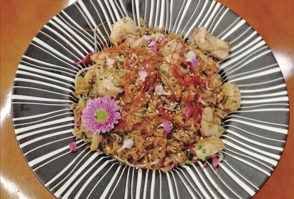 Arroz frito al estilo japonés, con pollo, camarones y carne. Arroz frito al estilo japonés, con pollo, camarones y carne.