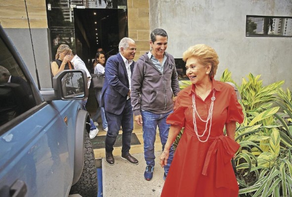 La fórmula presidencial CD-Panameñista posterior a su encuentro con la exmandataria Moscoso La fórmula presidencial CD-Panameñista posterior a su encuentro con la exmandataria Moscoso