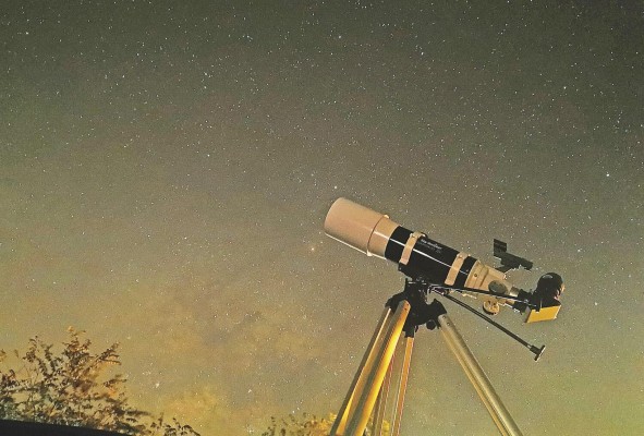 A través de los telescopios se detectan y vigilan los asteroides peligrosos que pudieran impactar a la Tierra. A través de los telescopios se detectan y vigilan los asteroides peligrosos que pudieran impactar a la Tierra.