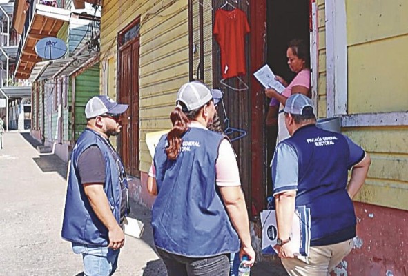 El equipo de la fiscalía durante un recorrido en por San Felipe. El equipo de la fiscalía durante un recorrido en por San Felipe.