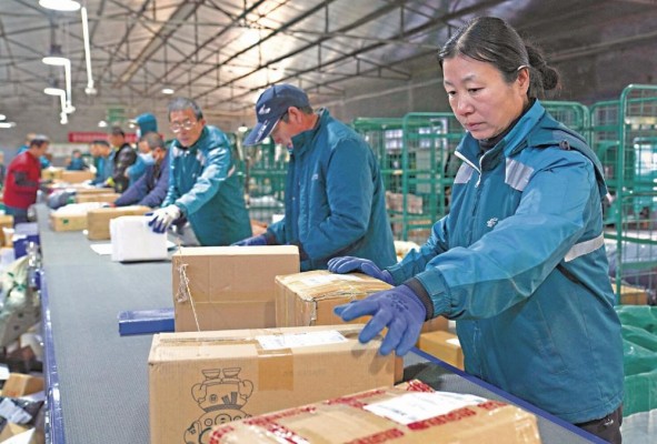 Los trabajadores clasifican paquetes para su entrega antes del festival de compras del “Día de los Solteros” en un centro logístico en Zouping, en la provincia oriental china de Shandong. Los trabajadores clasifican paquetes para su entrega antes del festival de compras del “Día de los Solteros” en un centro logístico en Zouping, en la provincia oriental china de Shandong.