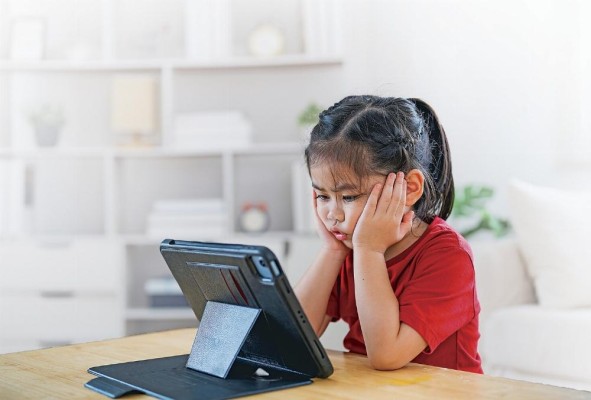 De acuerdo con la OMS, los bebés menores de dos años no deben ver ni utilizar pantallas, y cuando superan esa edad, no usar dispositivos más de una hora por día. De acuerdo con la OMS, los bebés menores de dos años no deben ver ni utilizar pantallas, y cuando superan esa edad, no usar dispositivos más de una hora por día.