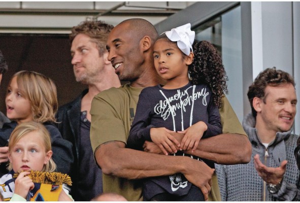 En la actualidad, Bryant entrenaba al equipo de baloncesto en el que jugaba su hija Gianna, de 13 años. En la actualidad, Bryant entrenaba al equipo de baloncesto en el que jugaba su hija Gianna, de 13 años.
