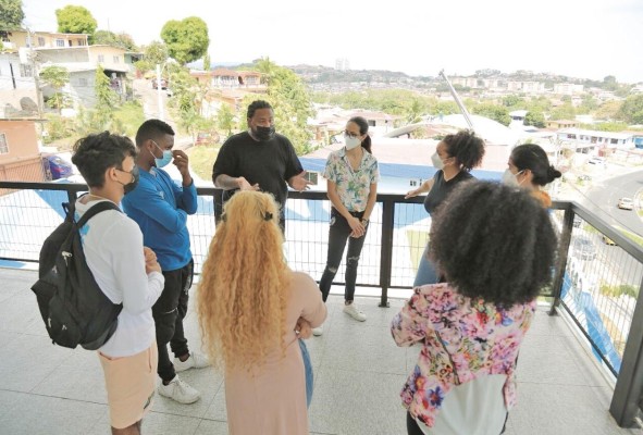 Los cineastas Pedro Silva (i) y Xochil Vergara (d) junto a los estudiantes de Cine Distrito Los cineastas Pedro Silva (i) y Xochil Vergara (d) junto a los estudiantes de Cine Distrito