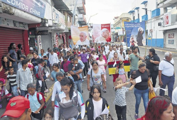 Los migrantes cuestionan a las autoridades mexicanas por destruir sus documentos. Los migrantes cuestionan a las autoridades mexicanas por destruir sus documentos.