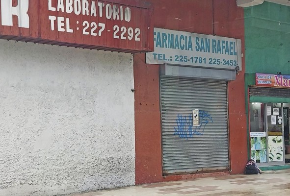El lunes pasado, las pequeñas farmacias cerraron sus puertas como protesta por la implementación del descuento del 30% al precio de los medicamentos. El lunes pasado, las pequeñas farmacias cerraron sus puertas como protesta por la implementación del descuento del 30% al precio de los medicamentos.
