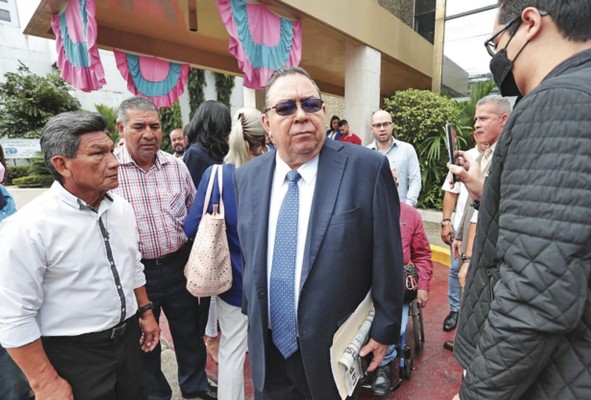 Francisco Carreira, precandidato presidencial por la libre postulación. Francisco Carreira, precandidato presidencial por la libre postulación.